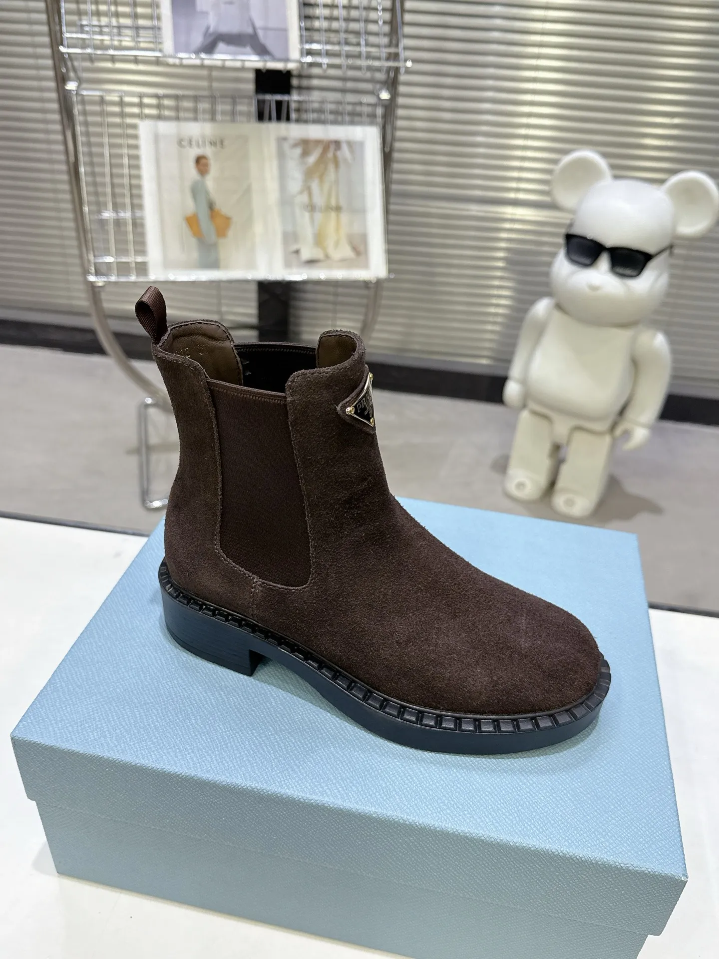 👟👟Ex-factory price 600👟👟 Prada thick-soled retro Martin boots. Elastic elastic, classic thick soles, with triangular buckle. Simple, elegant, fashionable and versatile. Fabric cowhide, open edge beaded cowhide. The lining is made of soft and delicate sheepskin, and the foot feels comfortable. The rubber mold is non-slip and lightweight. Original package sole. Standard size: 35-40. Order 41